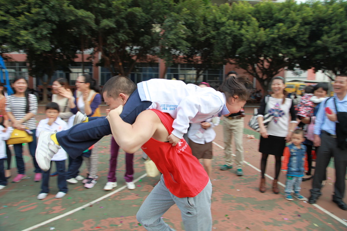 08、圖為一年級小朋友在進(jìn)行&ldquo;親子運(yùn)動(dòng)會(huì)&rdquo;的比賽