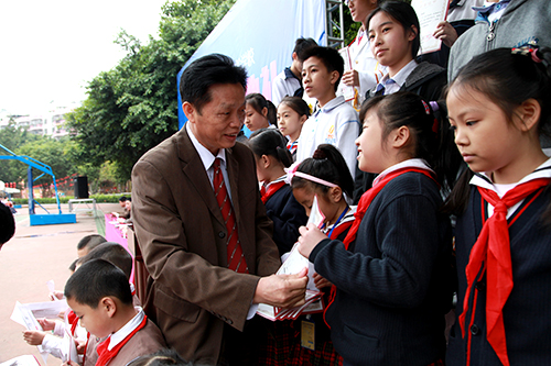 07、圖為開學(xué)典禮上戴桓標(biāo)校長(zhǎng)為學(xué)生頒發(fā)&rdquo;遠(yuǎn)恒佳獎(jiǎng)學(xué)金&ldquo;