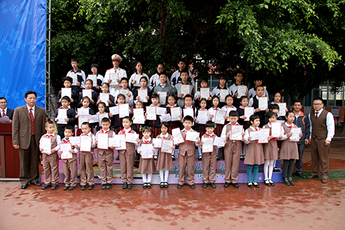 08、圖為開學(xué)典禮部分獲得&rdquo;遠(yuǎn)恒佳獎(jiǎng)學(xué)金&ldquo;的同學(xué)合影