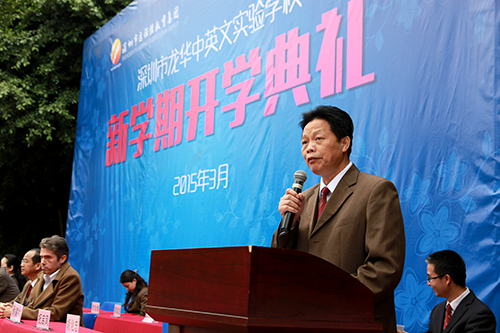 09、圖為開學(xué)典禮上戴桓標(biāo)校長(zhǎng)提出新學(xué)期的新目標(biāo)