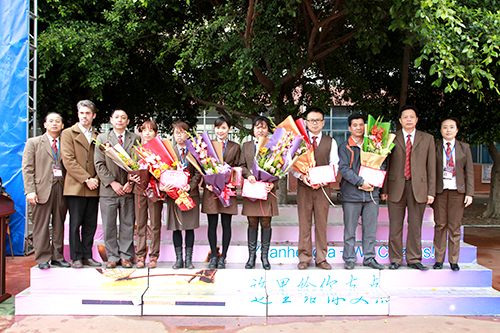 06、圖為開學(xué)典禮時(shí)學(xué)校頒獎(jiǎng)?lì)I(lǐng)導(dǎo)與優(yōu)秀教職工合影