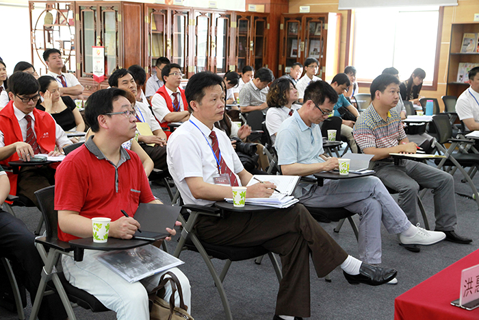 圖為新區(qū)教科培領(lǐng)導(dǎo)、新區(qū)各學(xué)校教師參加小班化課堂教學(xué)觀摩課