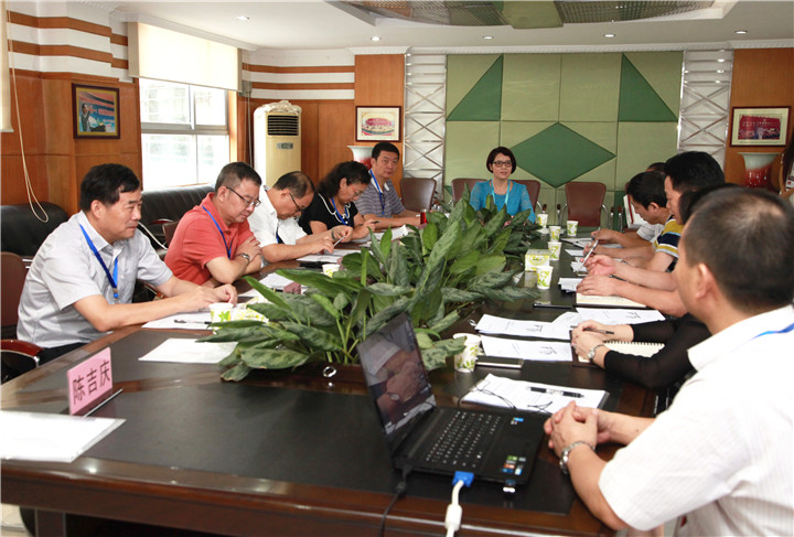 深圳市專家組對龍華中英文實驗學?！疤厣虒W實驗”調研印象好