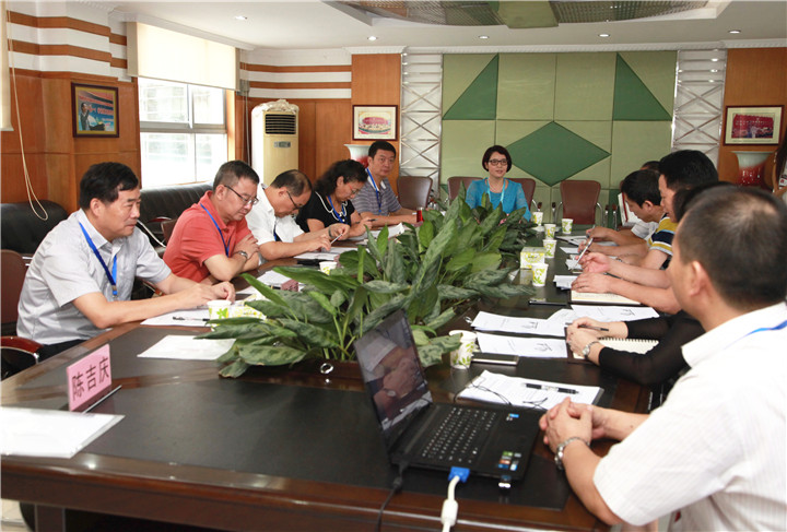 01.圖為龍華新區(qū)巴東文老師主持&ldquo;特色教學(xué)實(shí)驗(yàn)&rdquo;調(diào)研匯報(bào)會