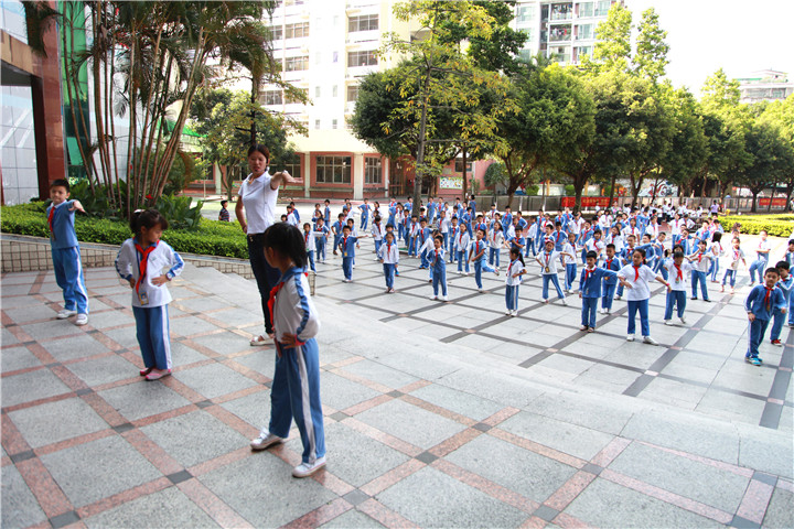 03.圖為專家組成員觀看龍華中英文實(shí)驗(yàn)學(xué)校大課間活動