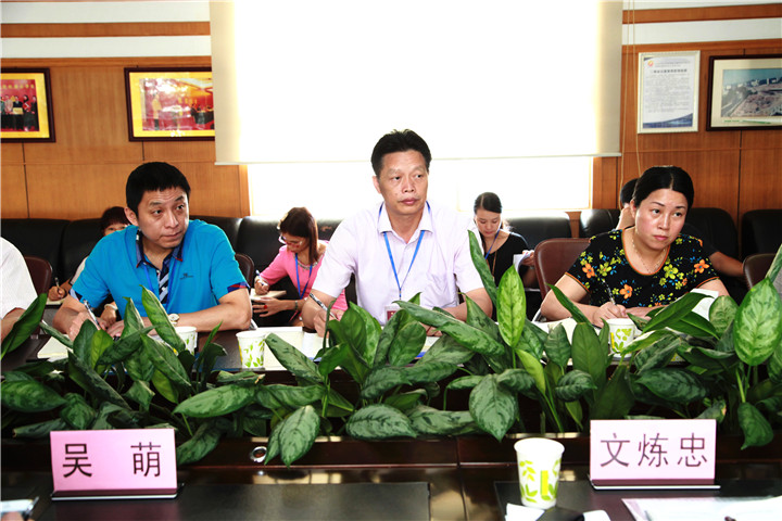 06.圖為學(xué)校戴桓標(biāo)校長（中）、王開利副校長（左）、集團(tuán)程琳娜主任（右）參加調(diào)研情況反饋會