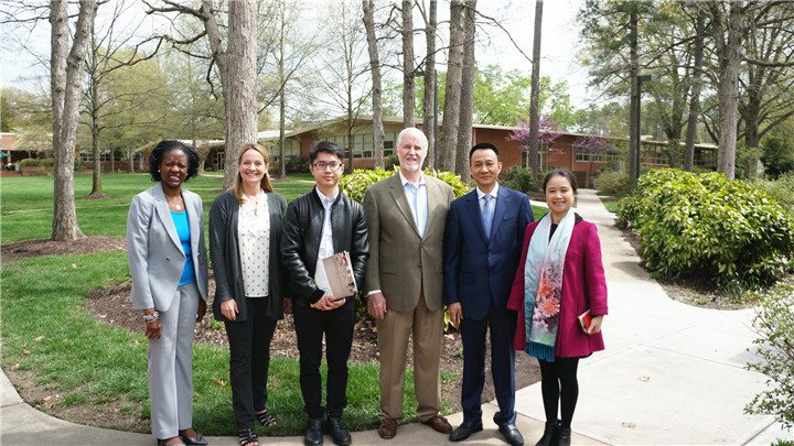 配圖02.教育集團董事長宋遠標先生、副董事長麥麗芬女士在美國考察