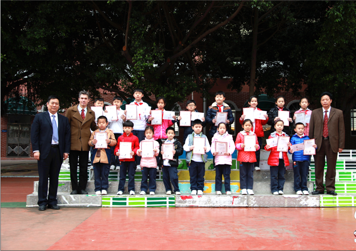 開學(xué)典禮圖片05：圖為學(xué)校領(lǐng)導(dǎo)為獲得&ldquo;遠(yuǎn)恒佳獎(jiǎng)學(xué)金&rdquo;的同學(xué)頒獎(jiǎng)