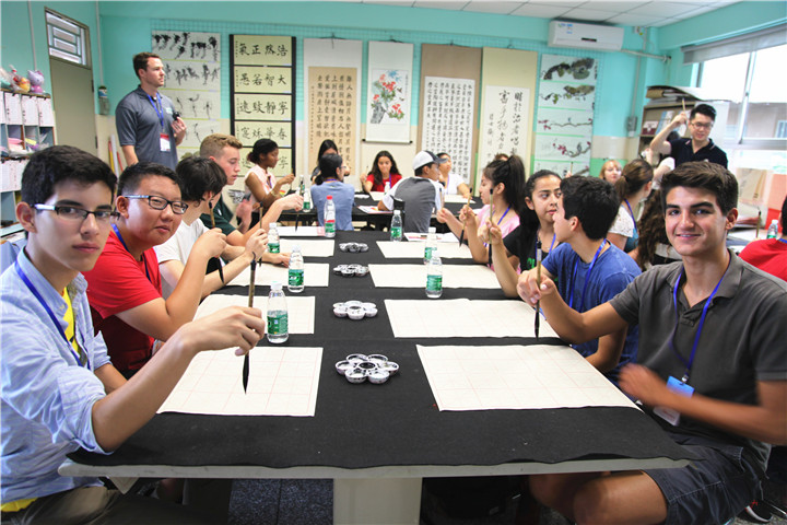 練習(xí)書(shū)法，感受中華文化