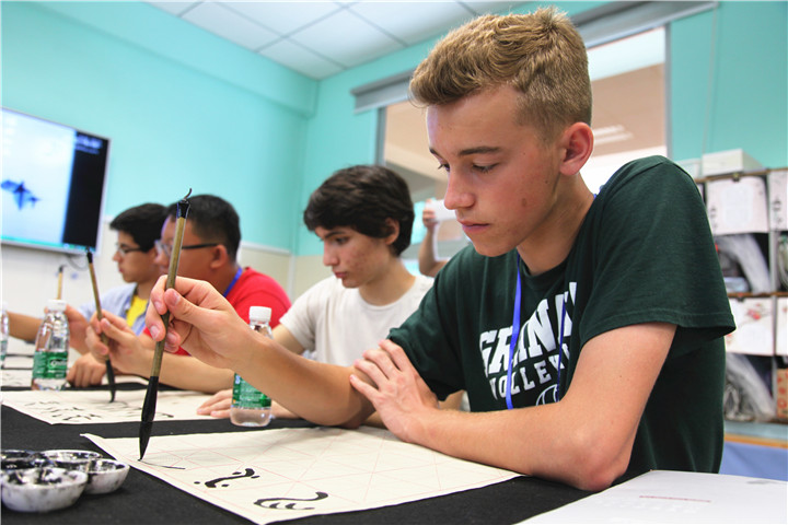 神情專(zhuān)注的交流生