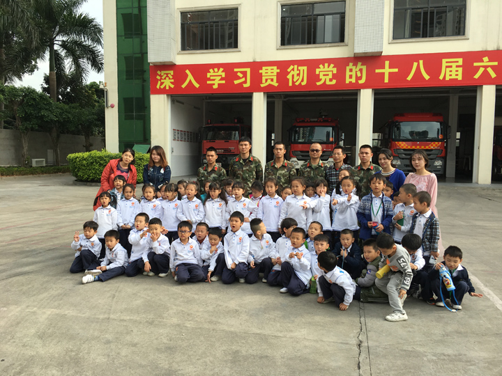 公明中英文學(xué)校OA、OB班到公明消防中隊(duì)進(jìn)行實(shí)踐活動(dòng)