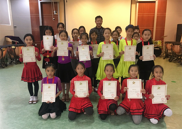 拉丁舞學(xué)員收獲考級(jí)證書，付出終有回報(bào)