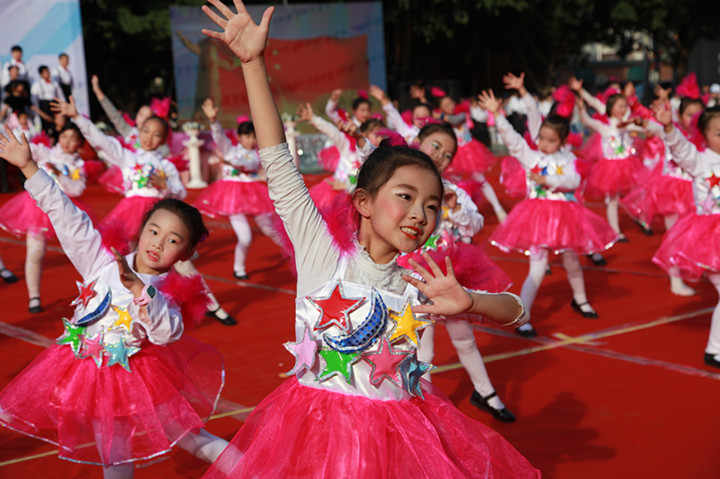 精彩中英文，秀出你我他——深圳市龍華中英文實驗學校第18屆素質(zhì)教育成果展示活動品質(zhì)再提升