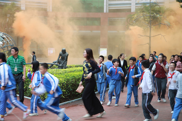 每學期都有疏散逃生演練？這就對了！ ——龍華中英文實驗學校舉行消防安全疏散演練 