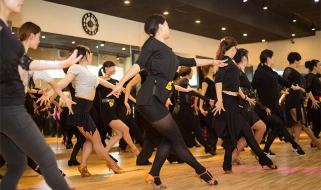 成人？你的舞蹈夢呢！??！