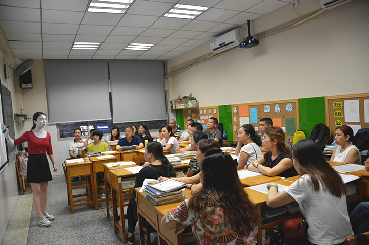 家校攜手，共筑美好未來——記龍華中英文實(shí)驗(yàn)學(xué)校高中部家長(zhǎng)會(huì)