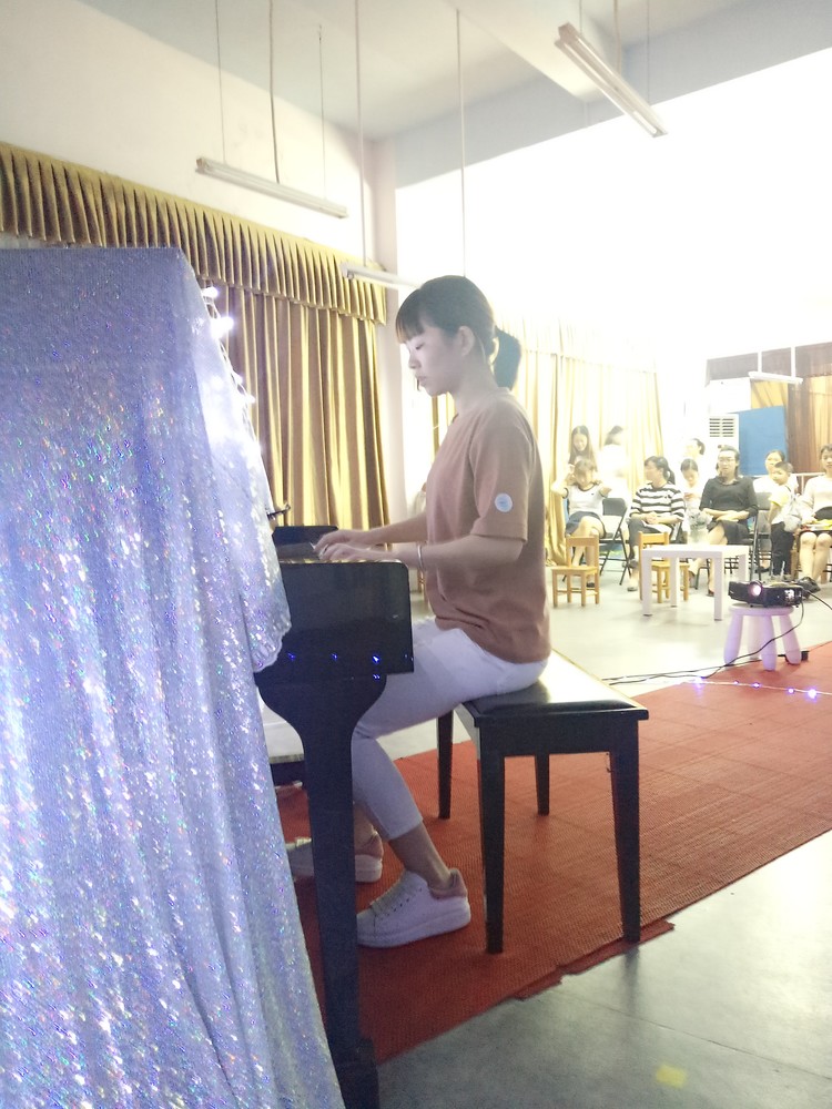 “以琴會(huì)友，以歌相伴”——園內(nèi)教師鋼琴比賽