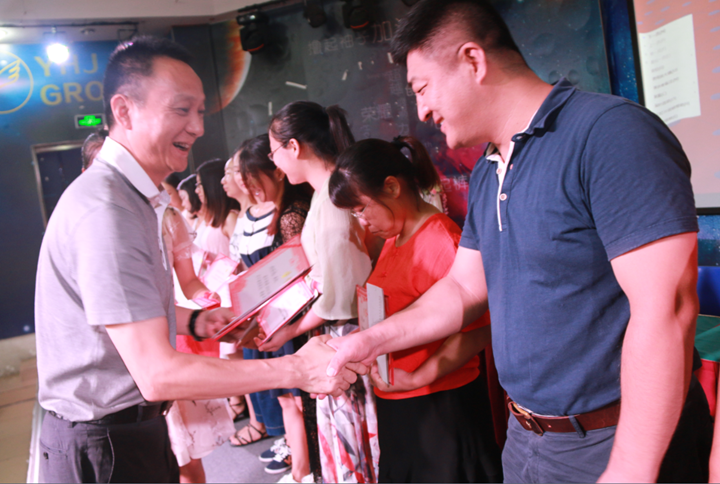 獎(jiǎng)先進(jìn)、凝團(tuán)隊(duì)、明目標(biāo)、創(chuàng)特色，新學(xué)期繪美好教育新藍(lán)圖