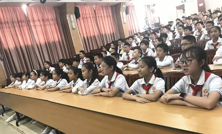 普法教育走進(jìn)中英文，做新時(shí)代合格小公民