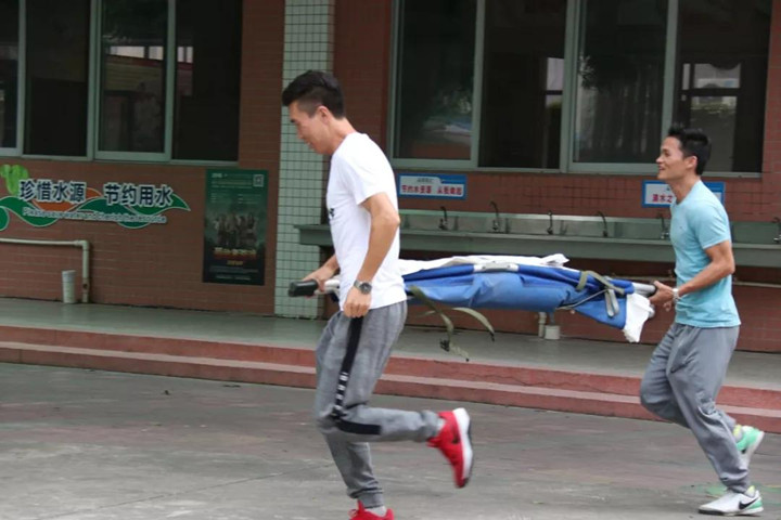 開展消防演練，提升應(yīng)急能力——深圳市龍華中英文實(shí)驗(yàn)學(xué)校舉行消防安全疏散演練