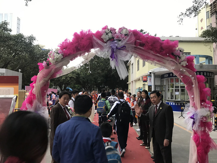 我去上學(xué)校，花兒對我笑——龍華中英文開學(xué)第一天秩序井然