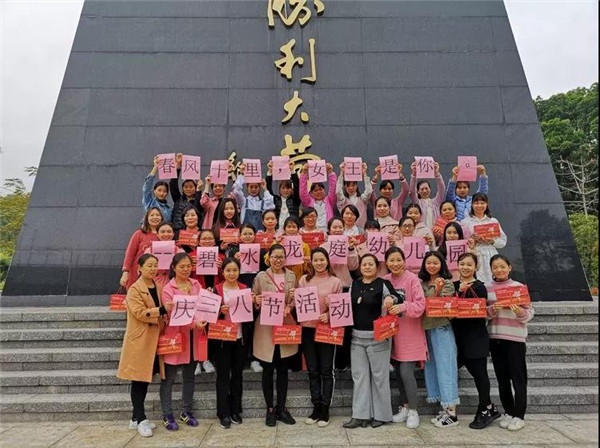 “春風(fēng)十里，女王是我”——碧水龍庭幼兒園慶三八節(jié)活動