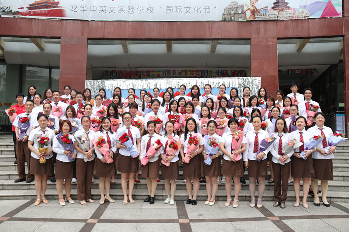 做學(xué)生愛戴、家長(zhǎng)信任的閃亮班主任 ——深圳市“龍華區(qū)第三屆班主任節(jié)”龍華中英文實(shí)驗(yàn)學(xué)校啟動(dòng)儀式