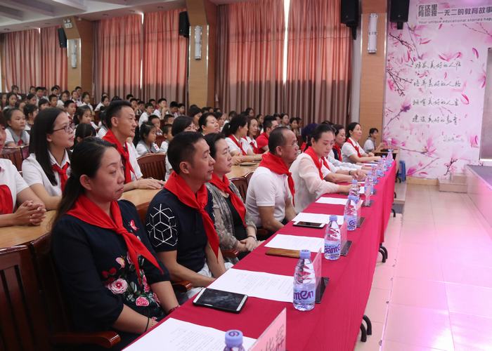 星星火炬放光彩，民族精神代代傳 ——中國少年先鋒隊深圳市龍華中英文實驗學(xué)校 第一次代表大會暨工作委員會成立