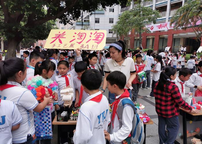 精美作品亮人眼，跳蚤市場交易忙