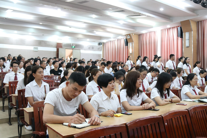 獎教獎先，傳承創(chuàng)新，建設優(yōu)質(zhì)、高端、多元的現(xiàn)代化特色學校 ——學校召開2019秋季學期全體教職工大會