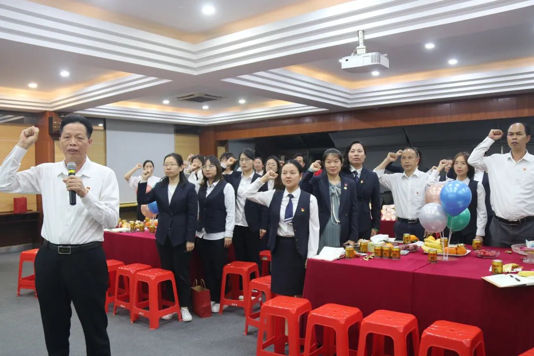 憶入黨初心，擔(dān)責(zé)任使命——龍華中英文實(shí)驗(yàn)學(xué)校黨支部為黨員辦集體政治生日會(huì)